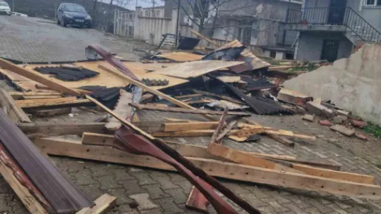 Kocaeli'de sadece bir mahallede 186 evin çatısı uçtu