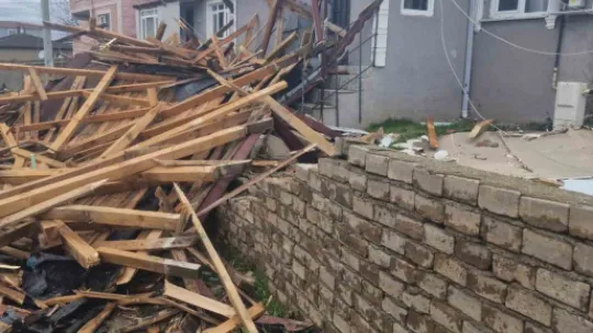 Kocaeli'de sadece bir mahallede 186 evin çatısı uçtu