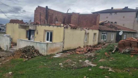 Kocaeli'de sadece bir mahallede 186 evin çatısı uçtu