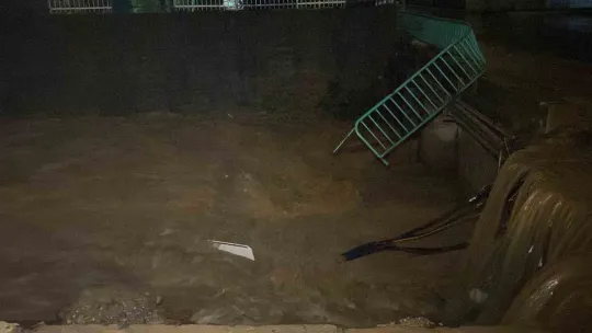 Dere taştı sokakları ve iş yerlerini su bastı