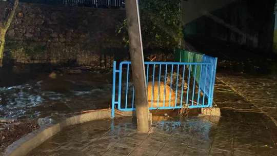 Dere taştı sokakları ve iş yerlerini su bastı