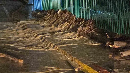 Dere taştı sokakları ve iş yerlerini su bastı