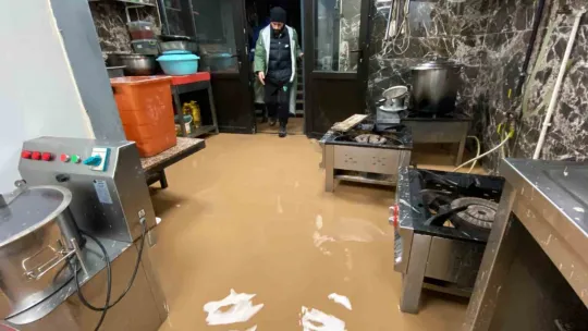 Dere taştı sokakları ve iş yerlerini su bastı