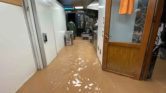 Dere taştı sokakları ve iş yerlerini su bastı