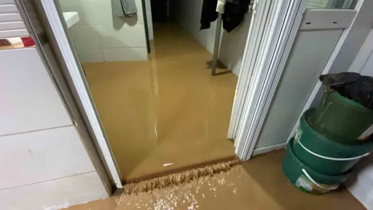 Dere taştı sokakları ve iş yerlerini su bastı