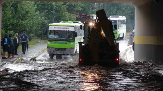 Kocaeli'de sağanak hayatı felç etti