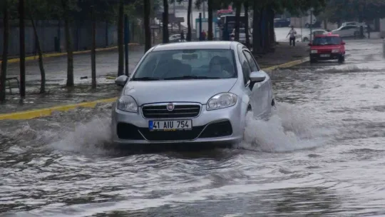 Kocaeli'de sağanak hayatı felç etti