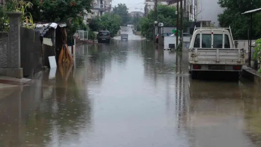 Kocaeli'de sağanak hayatı felç etti