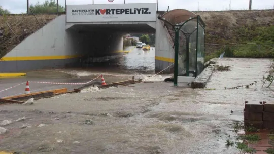 Kocaeli'de sağanak hayatı felç etti