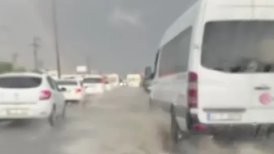 Kocaeli'de sağanak hayatı felç etti: Sürücüler mahsur kaldı