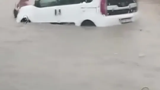 Kocaeli'de sağanak hayatı felç etti: Sürücüler mahsur kaldı