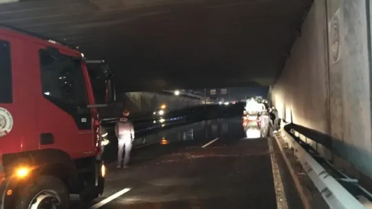 Kocaeli'de sağanak yağış alt geçitleri göle çevirdi