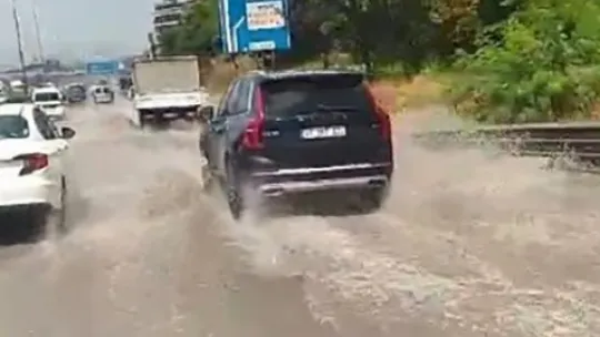 Kocaeli'de sağanak yağış sonrası kanallar taştı