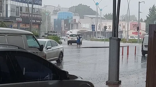Sağanak hayatı olumsuz etkiledi, caddeler sular altında kaldı