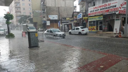 Sağanak hayatı olumsuz etkiledi, caddeler sular altında kaldı