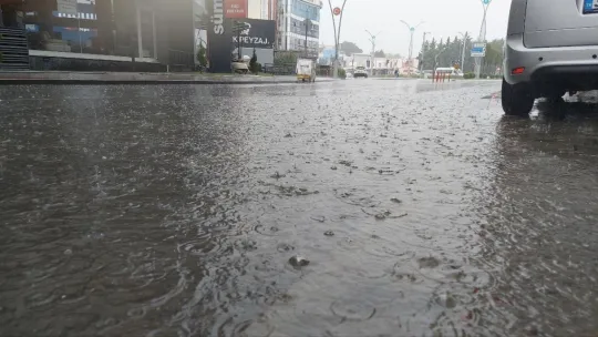 Sağanak hayatı olumsuz etkiledi, caddeler sular altında kaldı