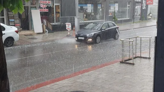 Sağanak hayatı olumsuz etkiledi, caddeler sular altında kaldı