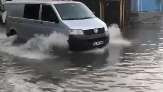 Sağanak hayatı olumsuz etkiledi, caddeler sular altında kaldı