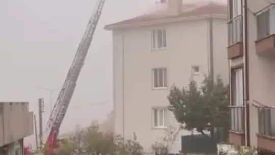 Kocaeli'de sağanak: Yıldırım evin çatısına düştü