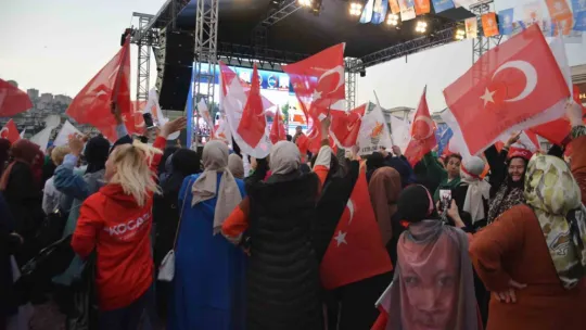 Kocaeli'de vatandaşlar sokağa akın etti