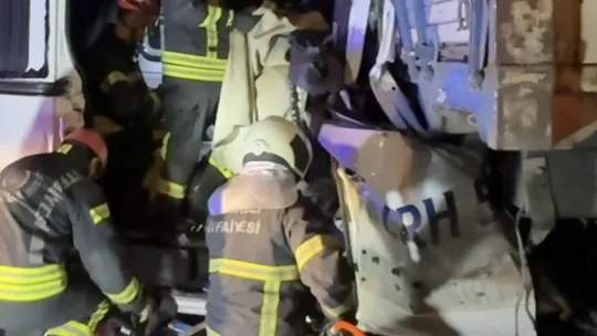 Kocaeli'de servis minibüsü ile kamyon çarpıştı: 7 yaralı