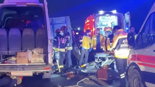 Kocaeli'de servis minibüsü ile kamyon çarpıştı: 7 yaralı