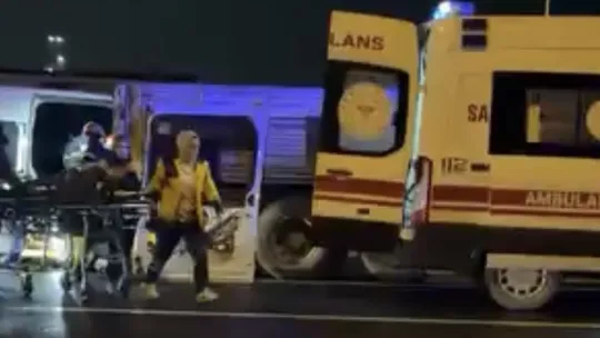 Kocaeli'de servis minibüsü ile kamyon çarpıştı: 7 yaralı