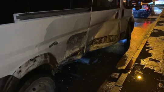 İzmit'te servis minibüsü otomobille çarpıştı: 4 yaralı