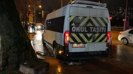 İzmit'te servis minibüsü otomobille çarpıştı: 4 yaralı