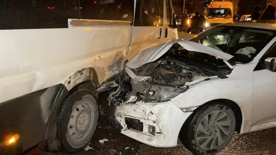 İzmit'te servis minibüsü otomobille çarpıştı: 4 yaralı