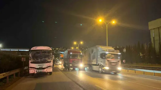 Kocaeli'de servis minibüsü tıra çarptı: 6 yaralı