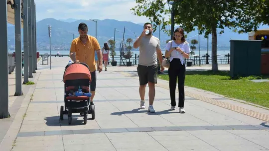 Kocaeli'de sıcaktan bunalan soluğu sahilde aldı