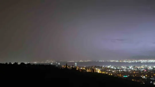 Kocaeli'de şimşekler adeta geceyi gündüze çevirdi