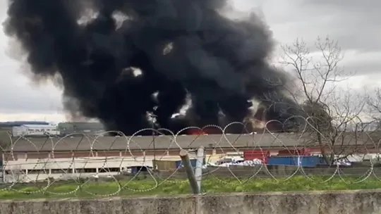 Fabrika alevlere teslim oldu