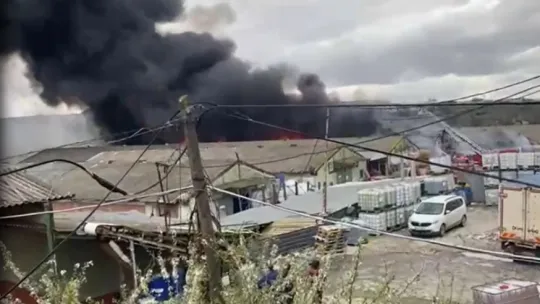 Fabrika alevlere teslim oldu