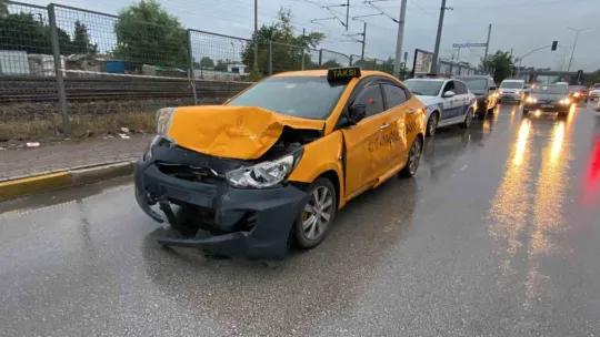 Kocaeli'de iki araç çarpıştı: 4 yaralı