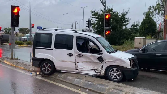 Kocaeli'de iki araç çarpıştı: 4 yaralı