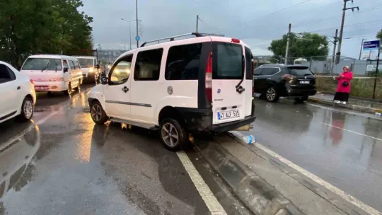 Kocaeli'de iki araç çarpıştı: 4 yaralı