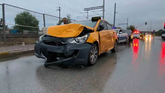 Kocaeli'de iki araç çarpıştı: 4 yaralı