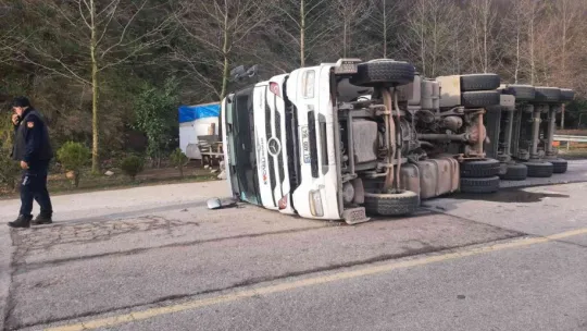 Kocaeli'de tır devrildi!