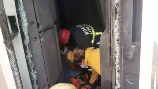 Kocaeli'de tır devrildi!