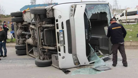 Kocaeli'de tır ile işçi servisi çarpıştı: 2'si ağır 25 yaralı!