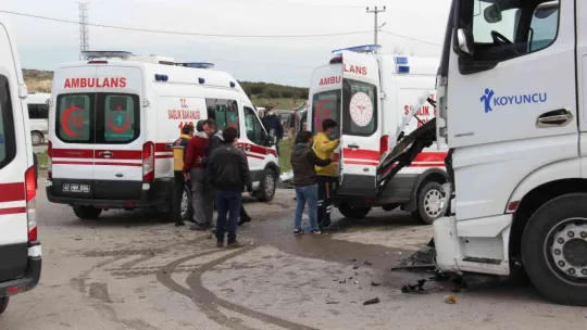 Kocaeli'de tır ile işçi servisi çarpıştı: 2'si ağır 25 yaralı!