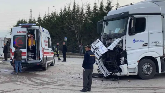 Kocaeli'de tır ile işçi servisi çarpıştı: 2'si ağır 25 yaralı!