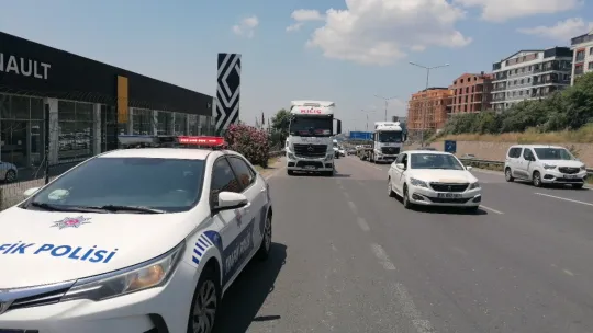 Kocaeli'de tır otomobile çarptı