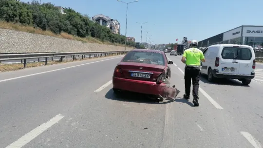 Kocaeli'de tır otomobile çarptı