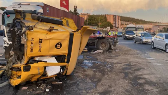 Kocaeli'de tırın kupası koptu: 1'i ağır 2 yaralı