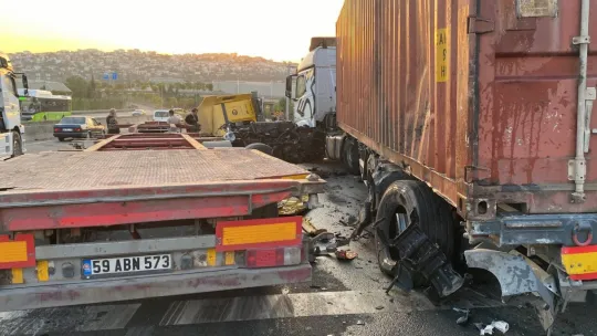 Kocaeli'de tırın kupası koptu: 1'i ağır 2 yaralı