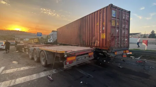 Kocaeli'de tırın kupası koptu: 1'i ağır 2 yaralı