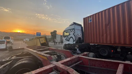 Kocaeli'de tırın kupası koptu: 1'i ağır 2 yaralı